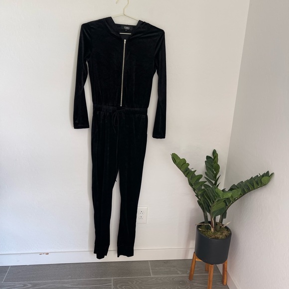 Full Length OMG Collection Velvet Jumpsuit Size Medium - Picture 2 of 8